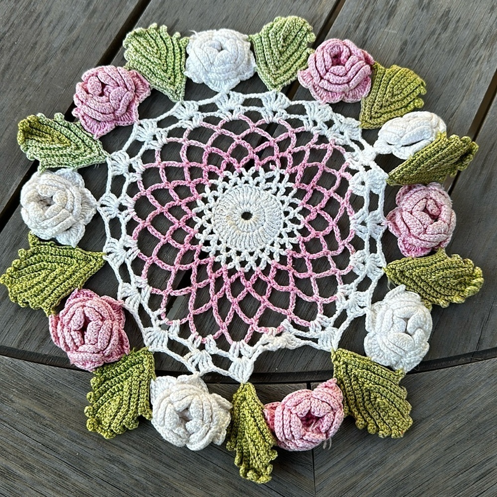 💚🩷💚Flower, doily, handmade, vintage pink, green and white